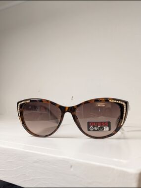 GUESS Tortoiseshell Cat-Eye Sunglasses with Brown Lenses and Gold Accents